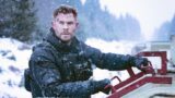 Boyd holbrook e omar sy insieme nella serie di mercenari su netflix