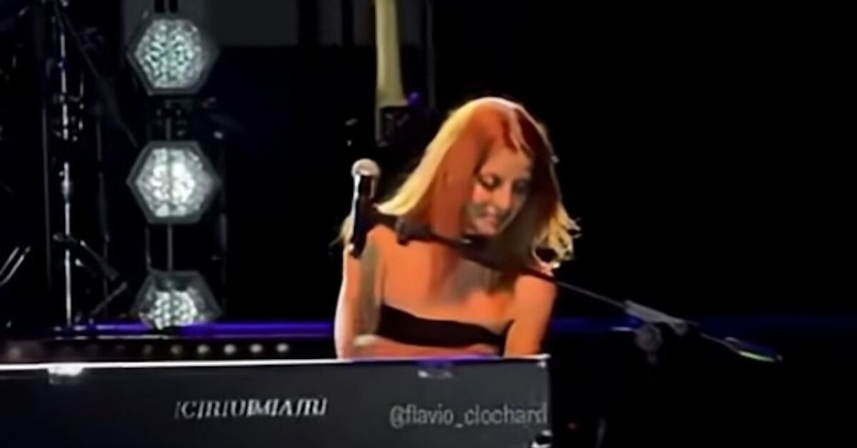 Cantante italiana interrompe concerto: il mistero svelato Cantante italiana interrompe concerto: il mistero svelato