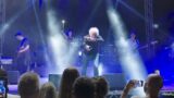 Fischi al concerto del cantante italiano, scuse e tensione tra pubblico e artista