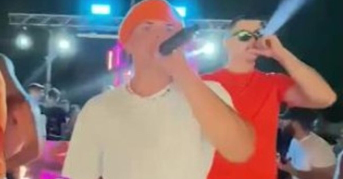 incidente in vacanza ferma il cantante italiano e compromette la sua salute
