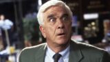 La pistola colpita celebra l’eredità di leslie nielsen in modo esilarante