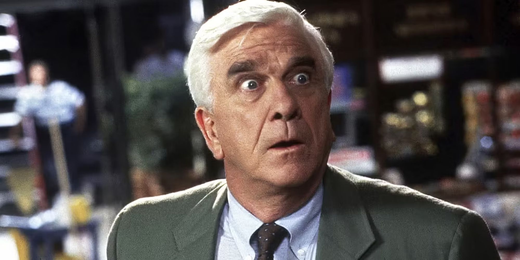 La pistola colpita celebra l’eredità di leslie nielsen in modo esilarante La pistola colpita celebra l’eredità di leslie nielsen in modo esilarante