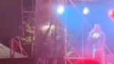 Panico al concerto del cantante italiano ferma tutto in preda alle furie