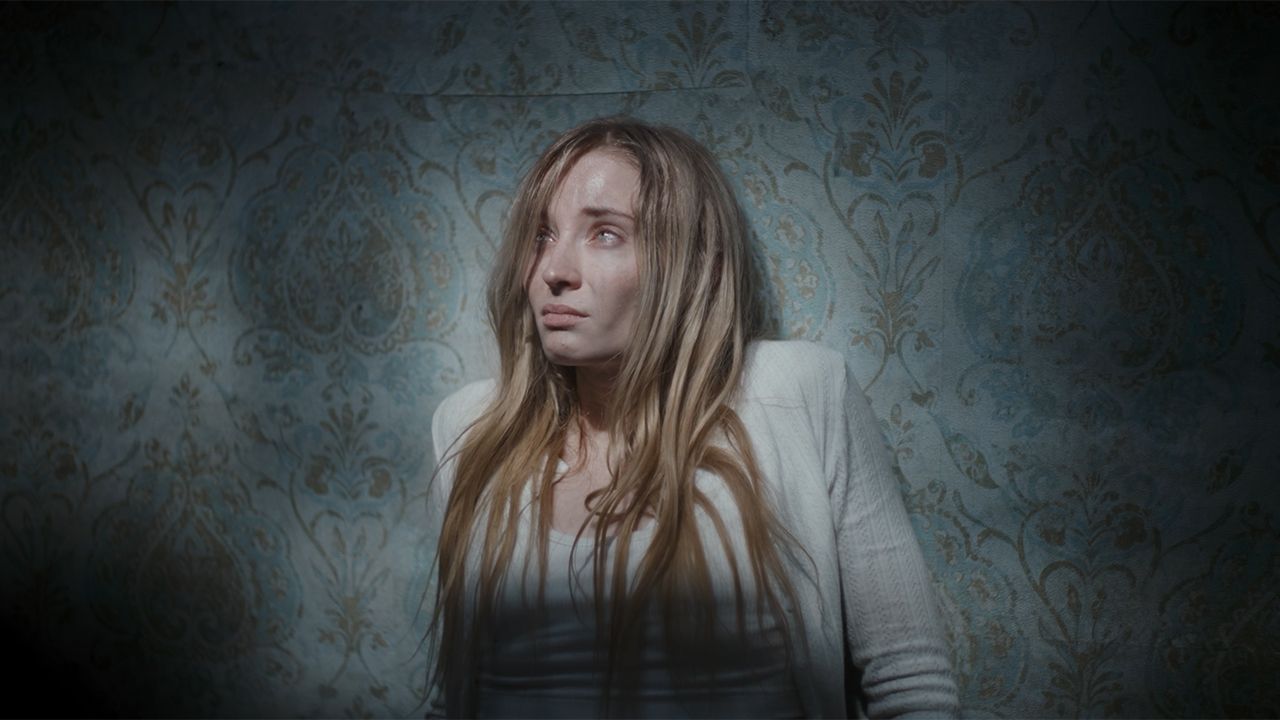 Sophie turner intrappolata e sola nel thriller trust