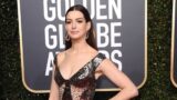 Anne hathaway brilla nella serie sottovalutata wecrashed su apple tv