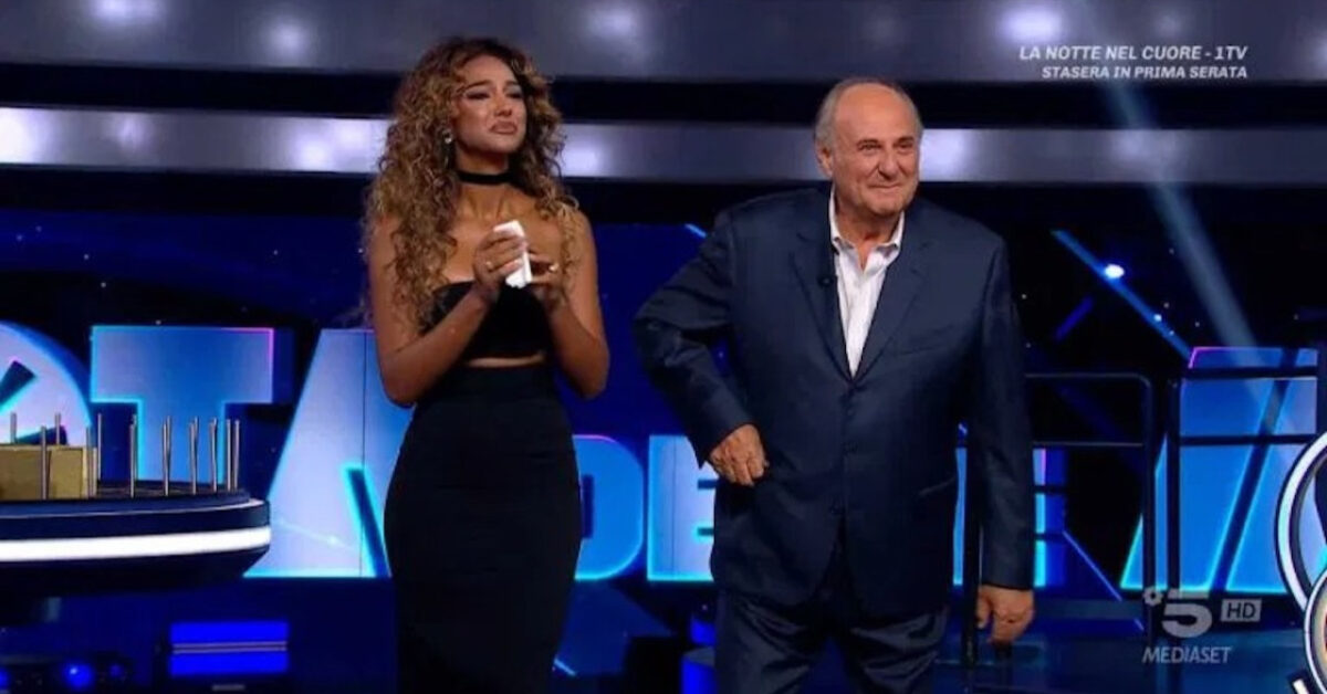 Gerry Scotti e Samira in lacrime a La ruota della fortuna: il finale emozionante Gerry Scotti e Samira in lacrime a La ruota della fortuna: il finale emozionante