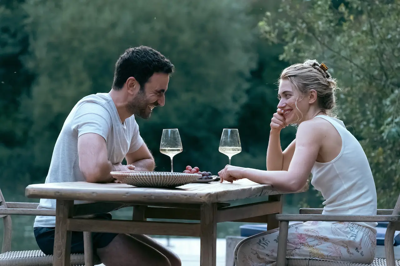 all of you trailer italiano del romantic drama su apple tv con brett goldstein e imogen poots
