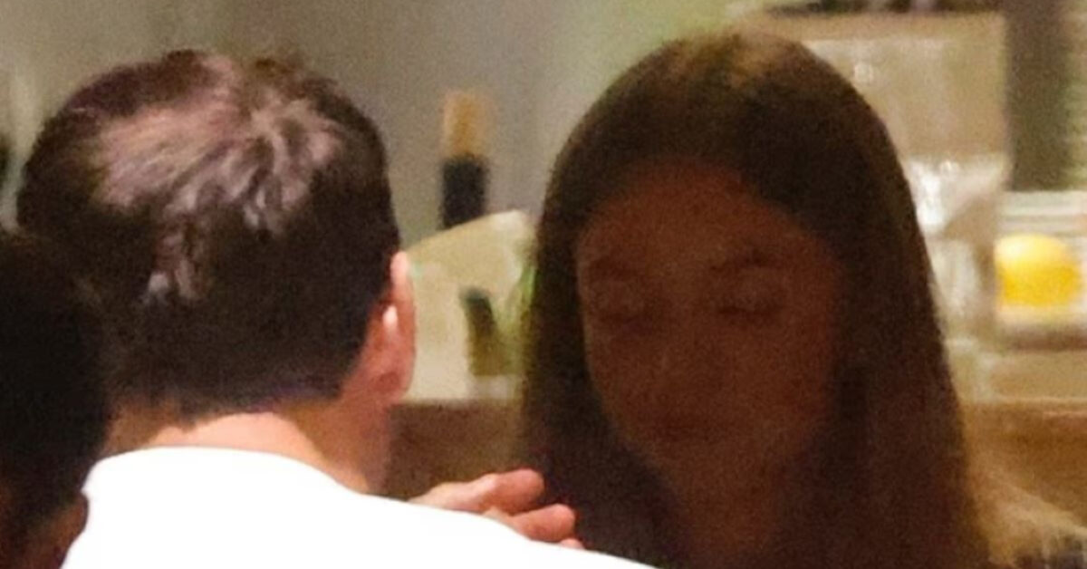 Attrice 28enne trova conforto con il famoso 44enne dopo matrimonio annullato
