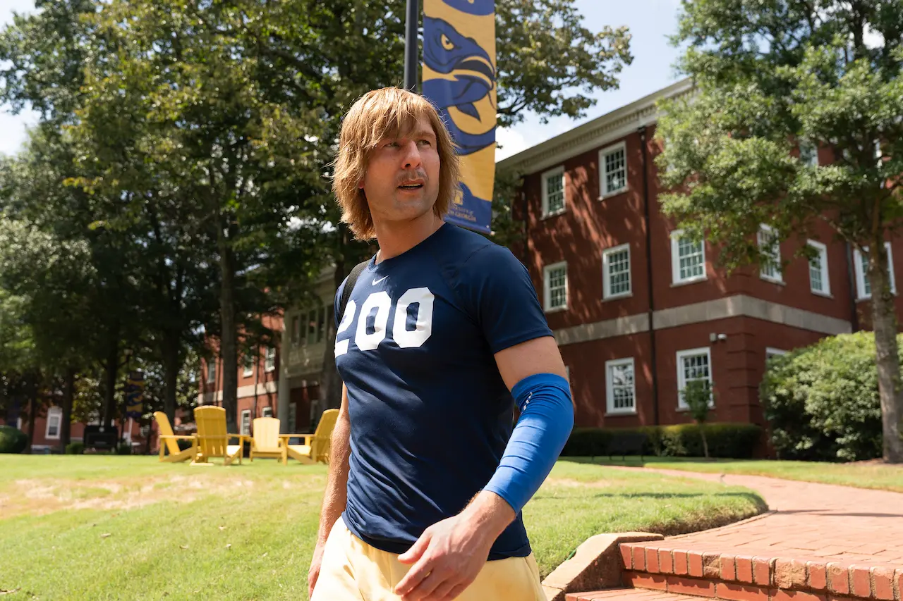 Chad powers: recensione della serie con glen powell e aspetti da scoprire