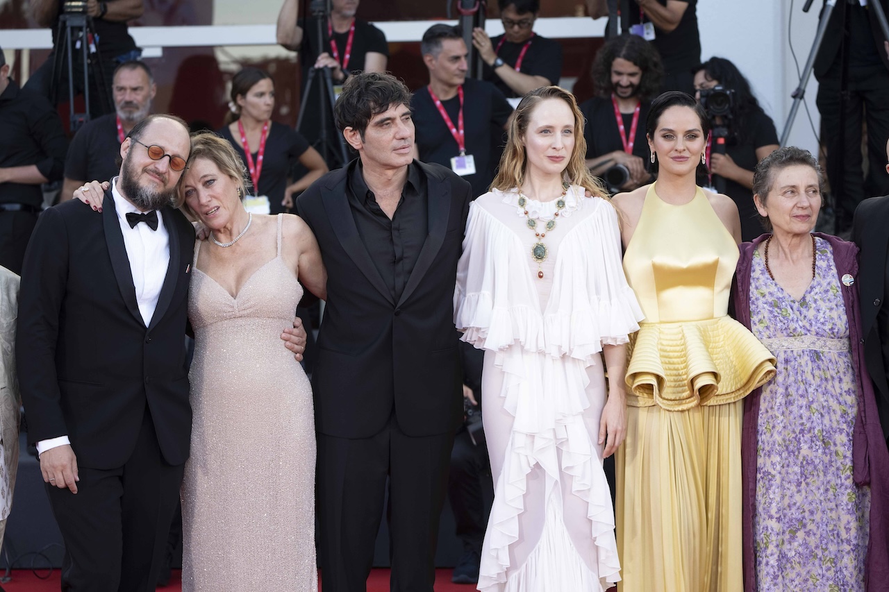 Venezia 82: foto esclusive dal red carpet con pietro marcello e il cast di duse Venezia 82: foto esclusive dal red carpet con pietro marcello e il cast di duse