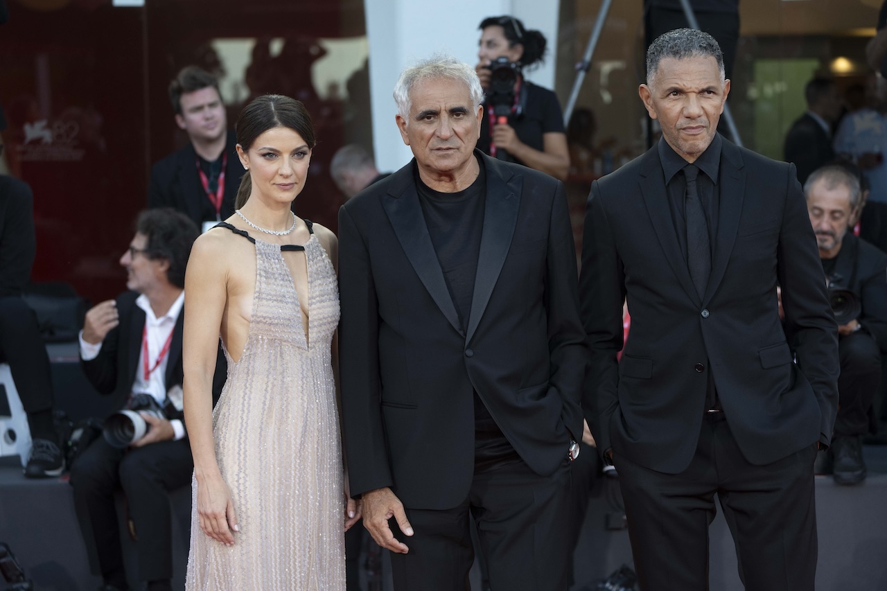 Venezia 82: foto emozionanti del red carpet con Elisa, Leonardo Di Costanzo e Barbara Ronchi Venezia 82: foto emozionanti del red carpet con Elisa, Leonardo Di Costanzo e Barbara Ronchi