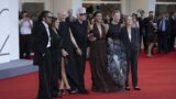 Foto dal red carpet di father mother sister brother a venezia 82