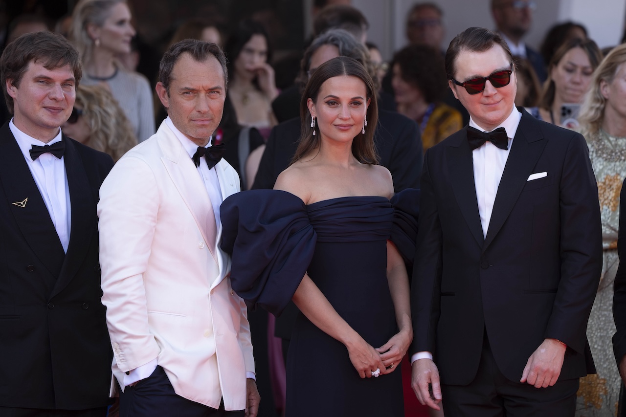 venezia 82 red carpet il mago del cremlino foto imperdibili