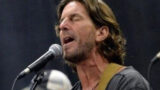 Cantante amato muore in incidente aereo: la tragedia nella musica