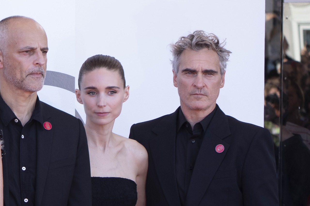 Venezia 82 red carpet di The Voice of Hind con Joaquin Phoenix e Rooney Mara Venezia 82 red carpet di The Voice of Hind con Joaquin Phoenix e Rooney Mara