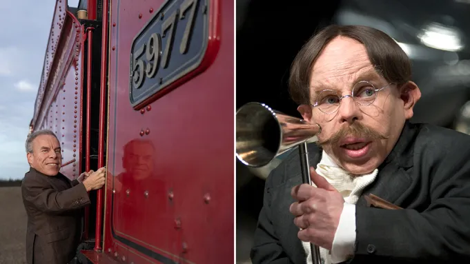 Warwick Davis torna come Prof. Vitius nella nuova serie HBO di Harry Potter Warwick Davis torna come Prof. Vitius nella nuova serie HBO di Harry Potter