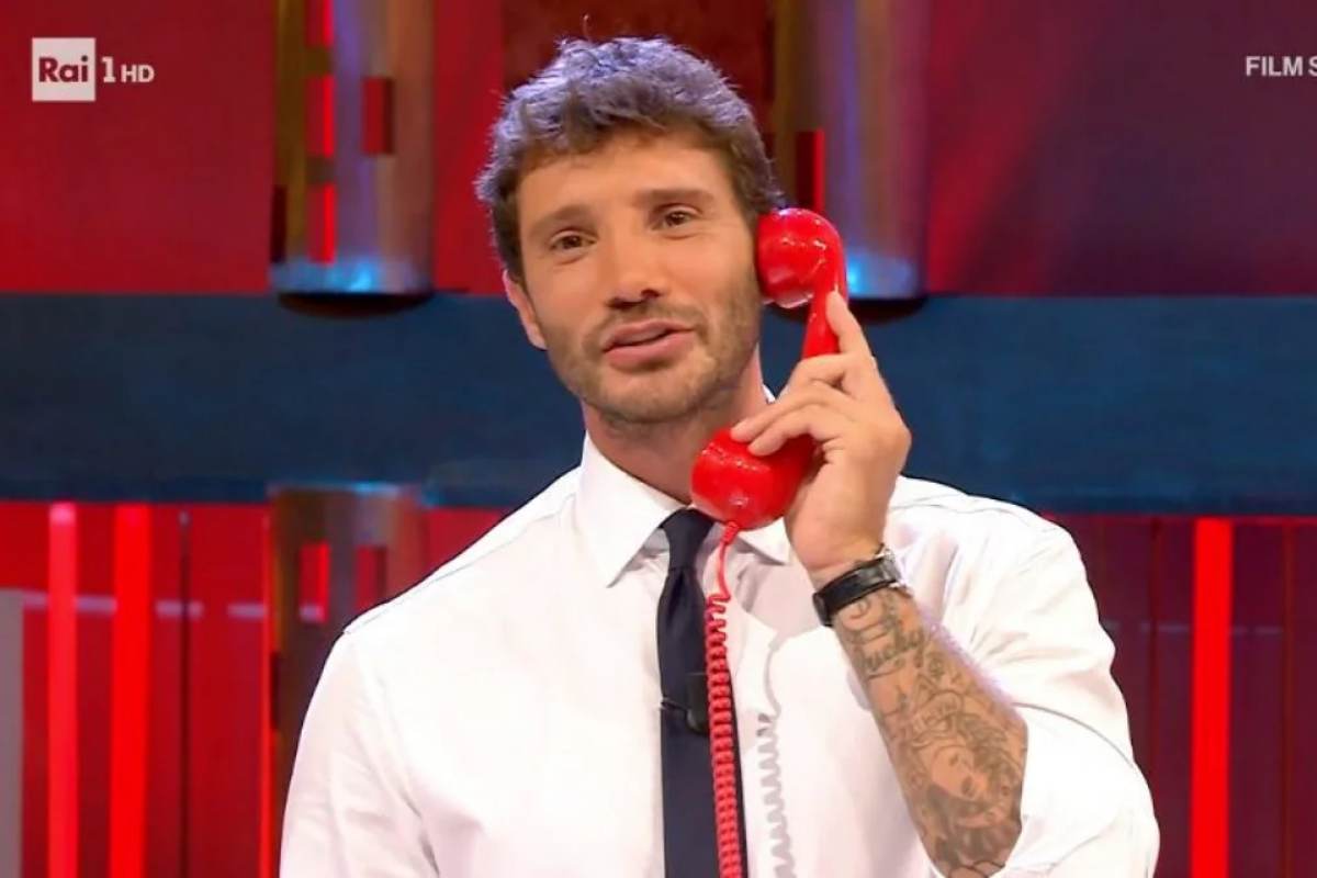 affari tuoi de martino bacia la pacchista e provoca disastro in studio