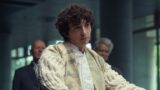 Boy kavalier sempre a piedi nudi in alien: earth