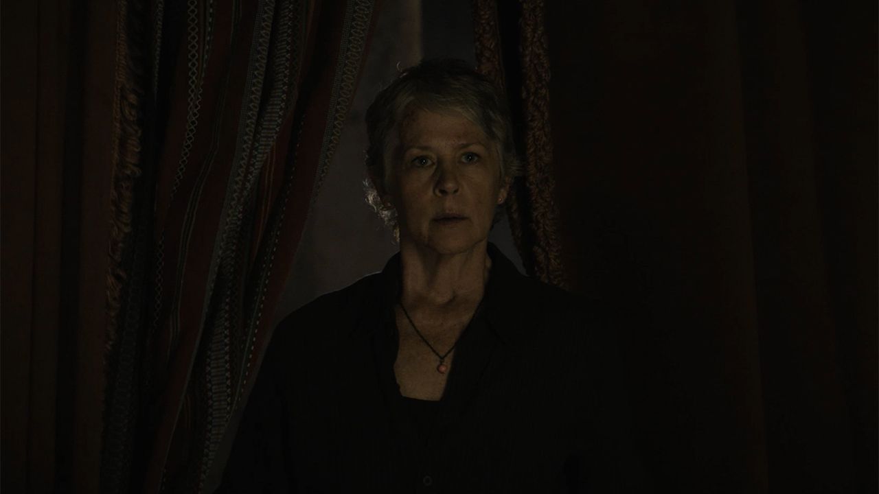Carol e antonio condividono un momento di calma in the walking dead stagione 3, episodio 3