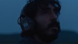 Dev patel sorpreso dalle emozioni nel clip di rabbit trap