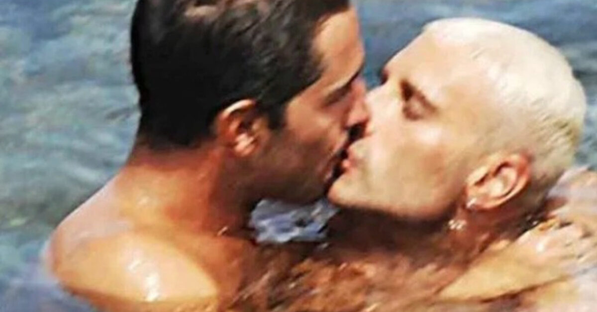 Ritrovato l’amore: il conduttore tv avvistato con il  fidanzato in vacanza