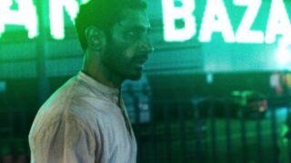 Hamlet recensione: riz ahmed conquista con una performance intensa nell’adattamento shakespeariano
