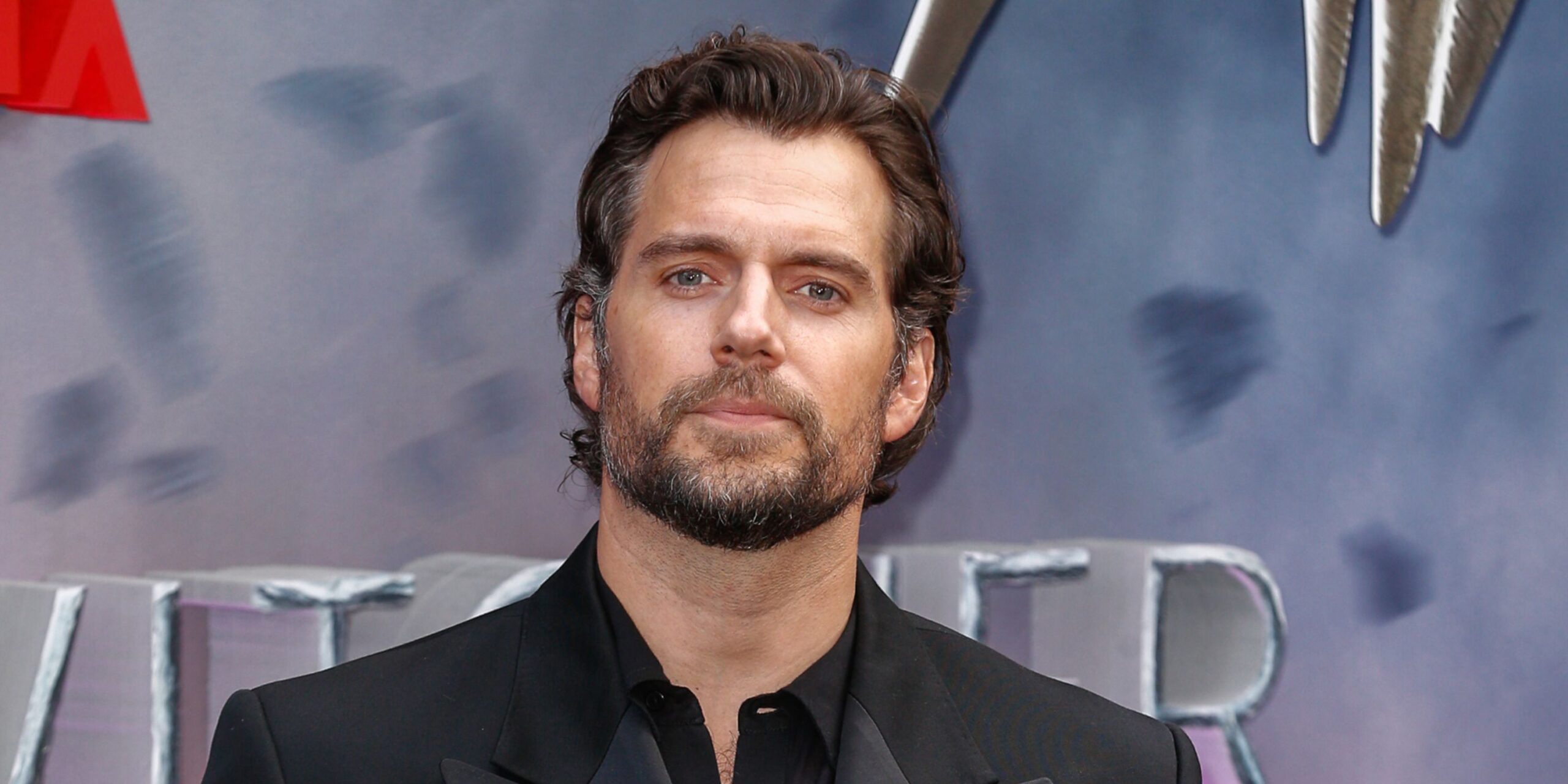 Henry cavill conferma infortuni alla gamba e rinvia le riprese di highlander