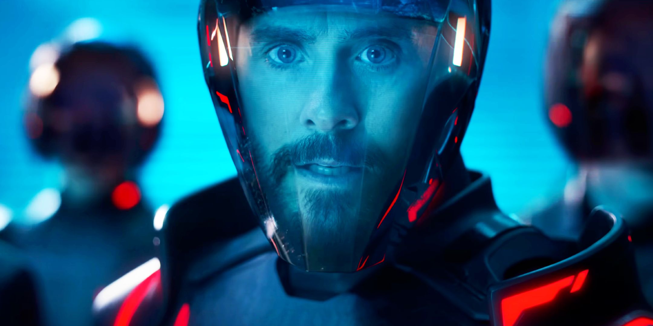 Tron: Ares e il lato ambiguo dei villain interpretati da Evan Peters e Gillian Anderson