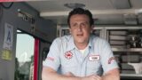 Jason Segel e Aimee Lou Wood in Anxious People con Angelina Jolie