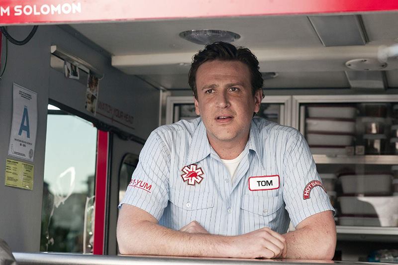 Jason Segel e Aimee Lou Wood in Anxious People con Angelina Jolie