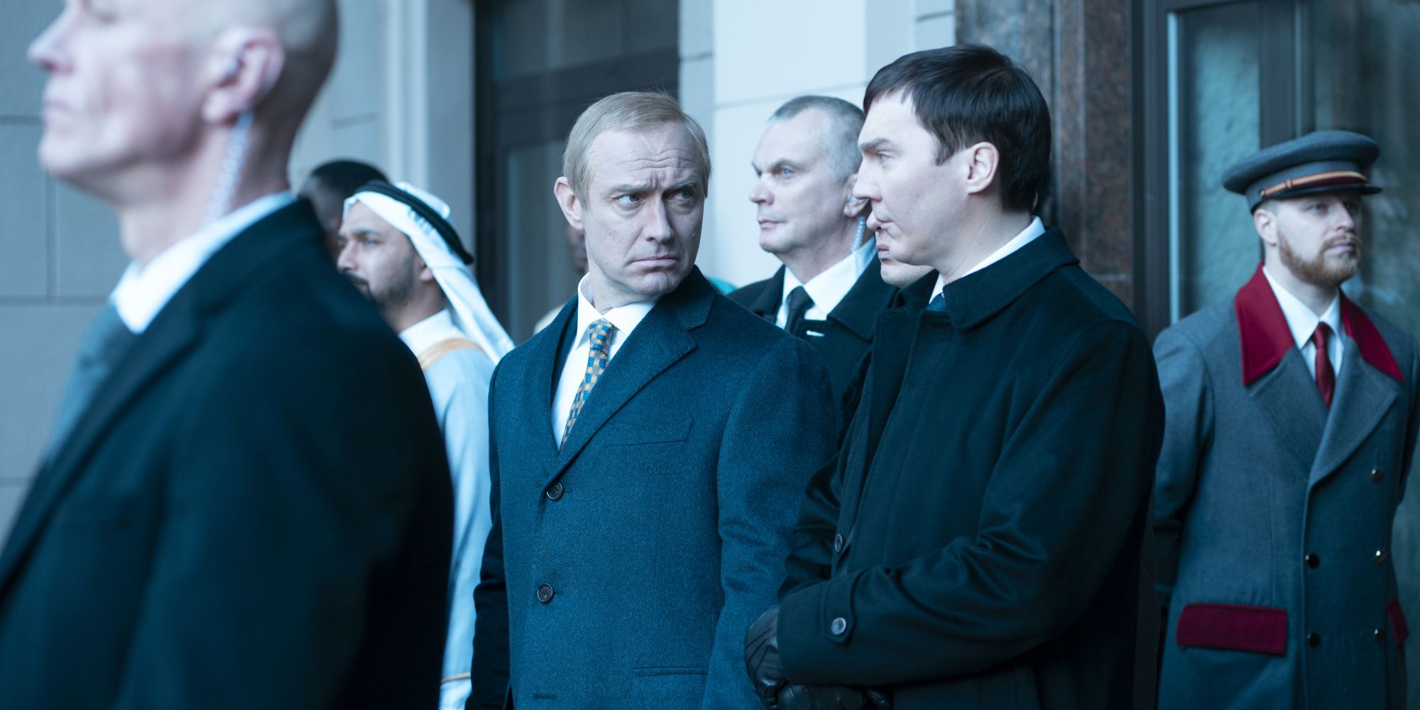 il mago del cremlino jude law nei panni di putin in un film noioso