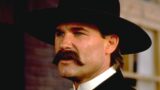 Wyatt russell interpreta il ruolo di kurt russell nei flashback di yellowstone