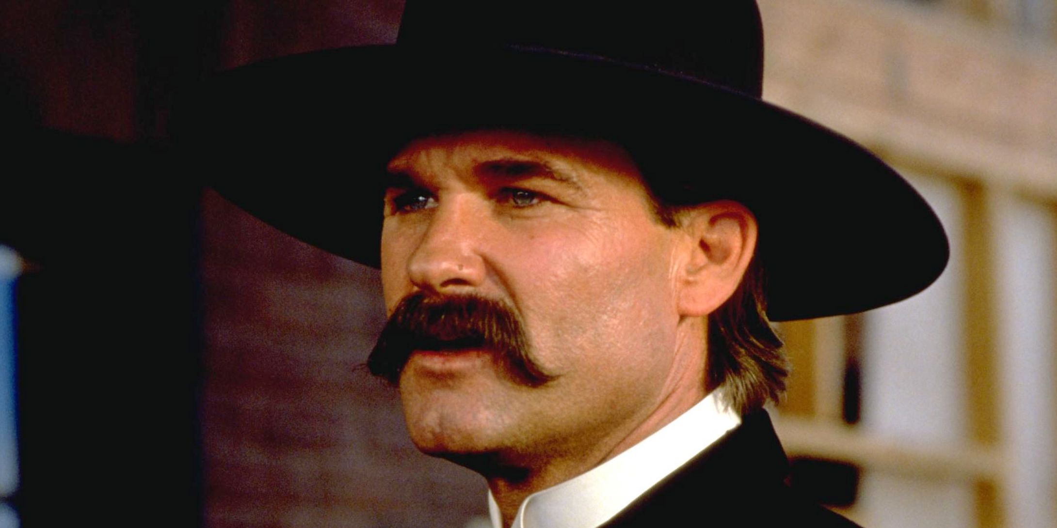 Wyatt russell interpreta il ruolo di kurt russell nei flashback di yellowstone