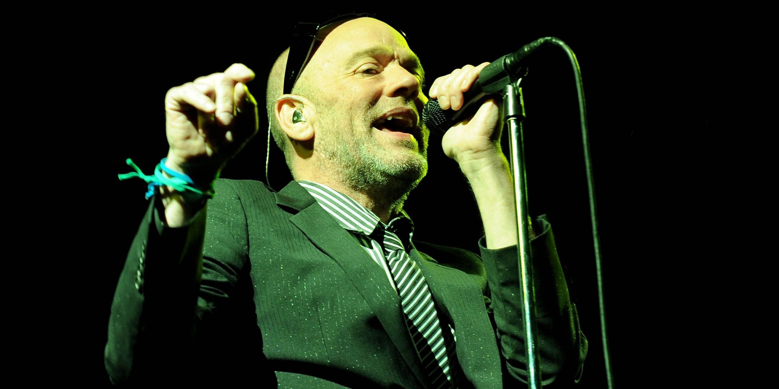R.e.m. chiarisce un malinteso sui testi: il meme di homer simpson accende il dibattito R.e.m. chiarisce un malinteso sui testi: il meme di homer simpson accende il dibattito