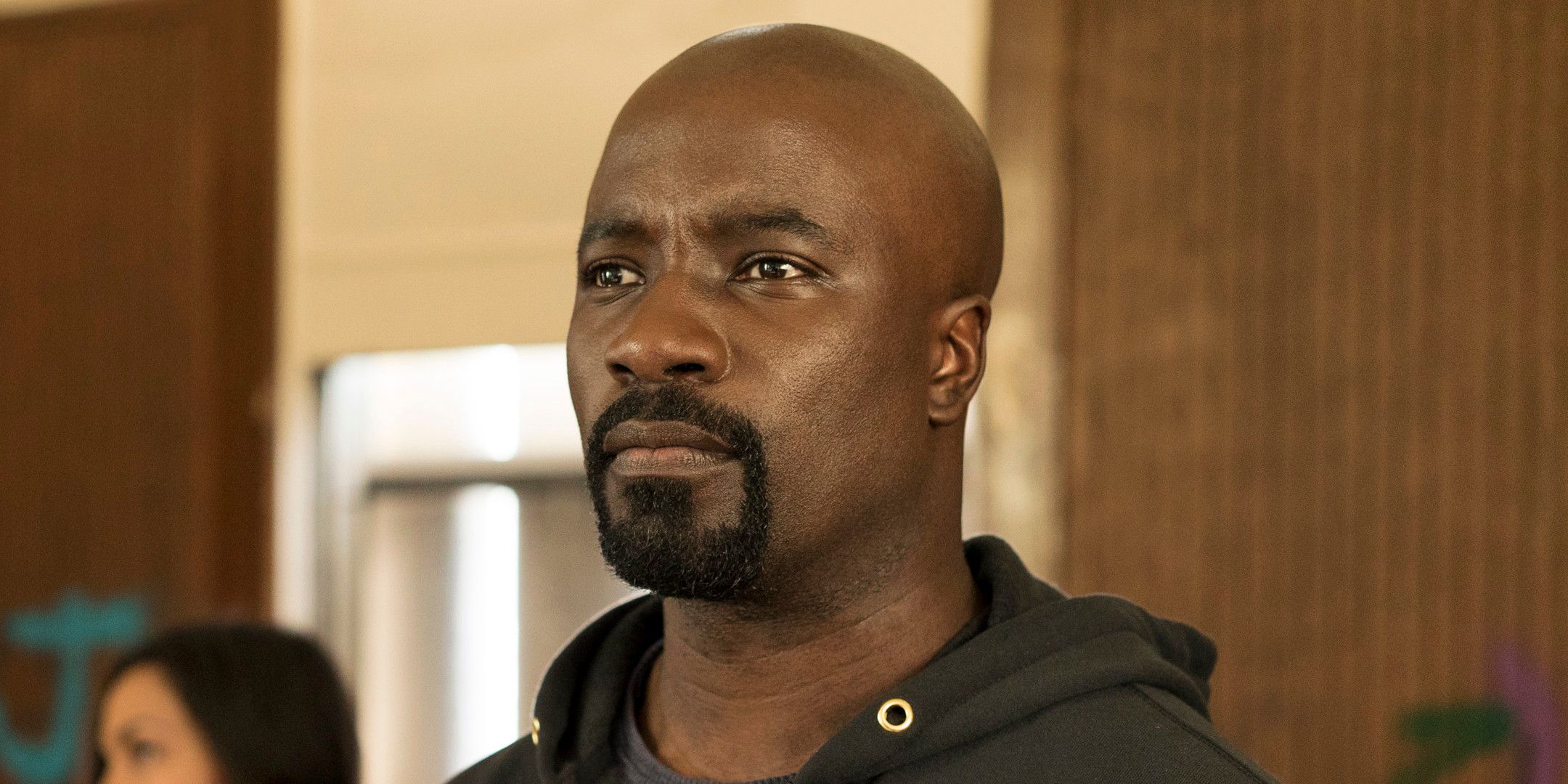Mike colter suggerisce un possibile ritorno nell’mcu per daredevil: born again stagione 2