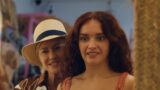 Robin Wright e Olivia Cooke sorridono nel video di Girlfriend