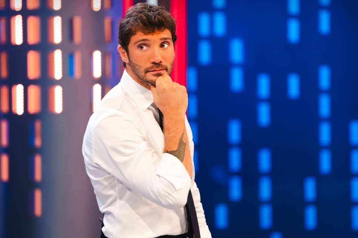 Stefano De Martino assente a Mediaset: il motivo svelato Stefano De Martino assente a Mediaset: il motivo svelato