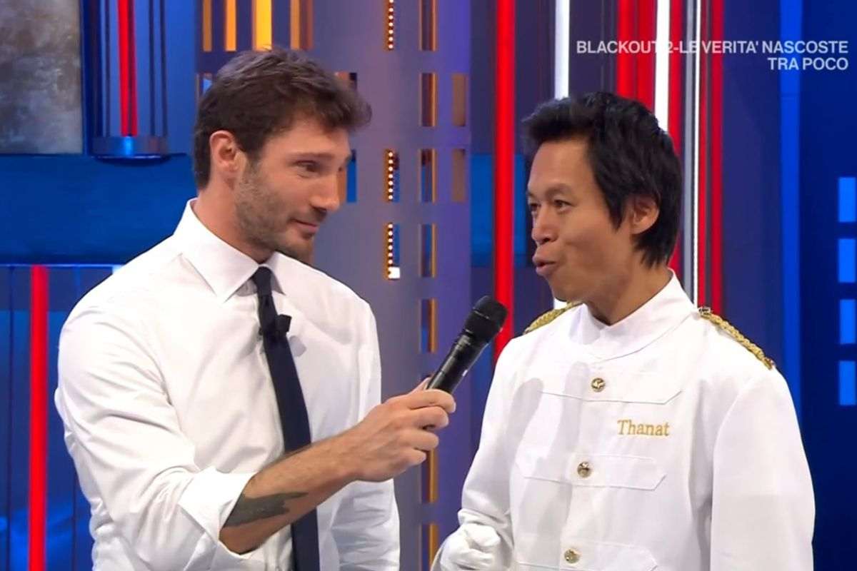 Thanat di affari tuoi imbarazza de martino: la sua reazione in diretta Thanat di affari tuoi imbarazza de martino: la sua reazione in diretta