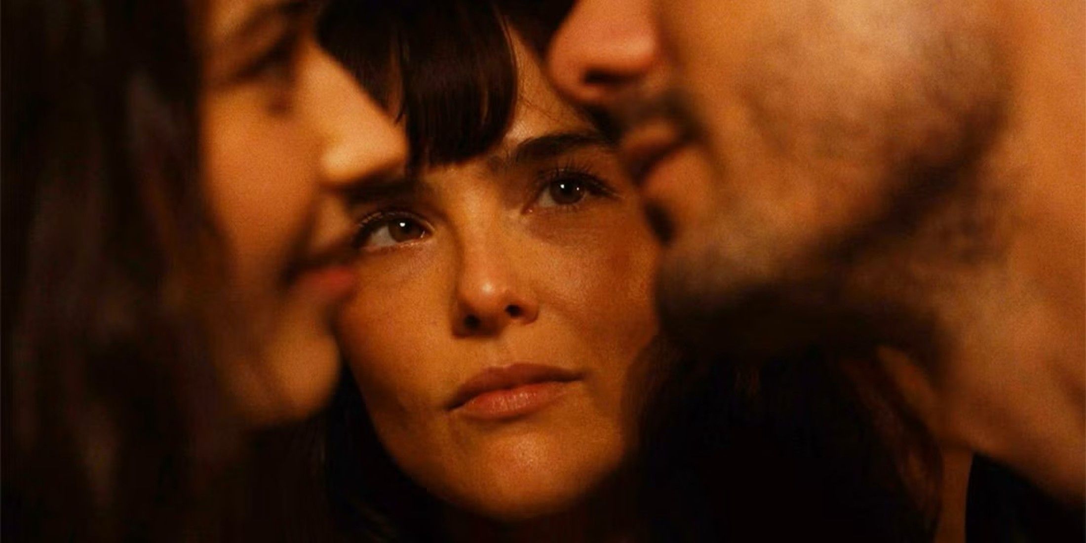 La recensione di threesome: zoey deutch ridona vita a una commedia romantica poco incisiva