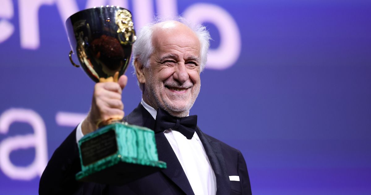 Italiani premiati a venezia 82: toni servillo e altri tre successi sorprendenti Italiani premiati a venezia 82: toni servillo e altri tre successi sorprendenti