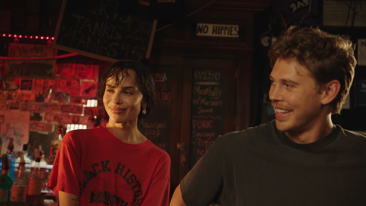 Darren aronofsky elogia la chimica naturale tra austin butler e zoë kravitz nel dietro le quinte di caught stealing