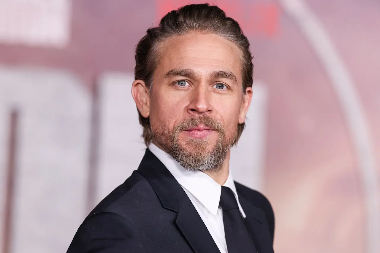 charlie hunnam trova i nastri perduti di ed gein estranei alla ricerca