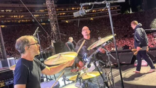 Il famoso artista annuncia la cancellazione del tour per il tumore