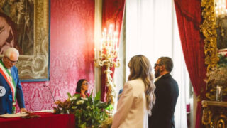 Cantante italiano si sposa in diretta tv con una proposta da sogno