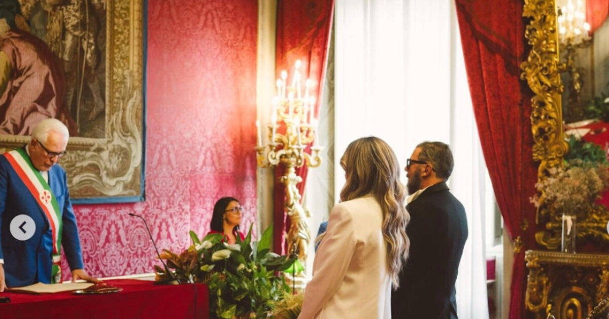 Cantante italiano si sposa in diretta tv con una proposta da sogno