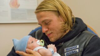 Monster di charlie hunnam richiama la trama oscura di sons of anarchy