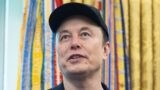 Creatore di jurassic park difende la serie contro le critiche di elon musk su netflix e l’lgbtq