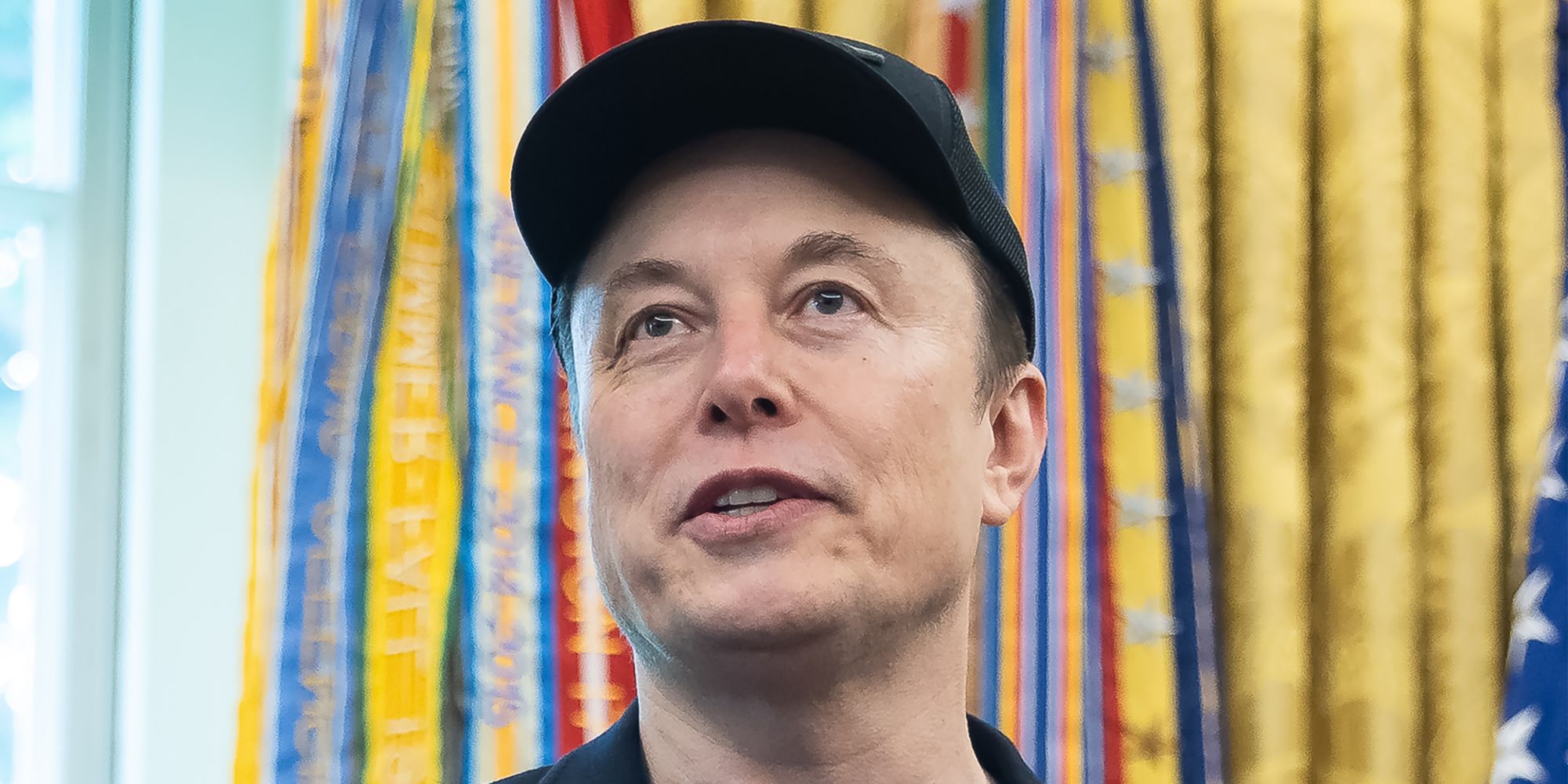 Creatore di jurassic park difende la serie contro le critiche di elon musk su netflix e l’lgbtq