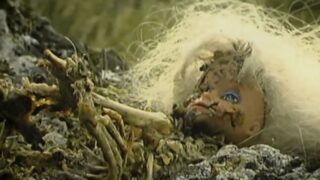 Film colmo di atrocità e depravazione da evitare secondo la critica