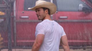 Glen powell conquista con la nuova commedia sul football e supera il reboot di friday night lights